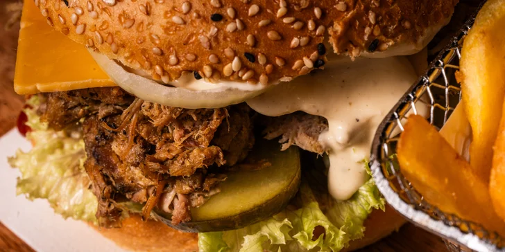 Strongburger s trhaným vepřovým a čedarem, k tomu hranolky i coleslaw: pro 1, 2 nebo 4 osoby