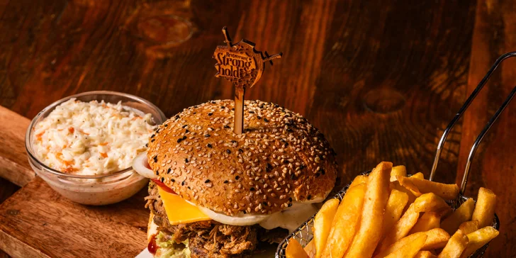 Strongburger s trhaným vepřovým a čedarem, k tomu hranolky i coleslaw: pro 1, 2 nebo 4 osoby