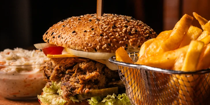 Strongburger s trhaným vepřovým a čedarem, k tomu hranolky i coleslaw: pro 1, 2 nebo 4 osoby
