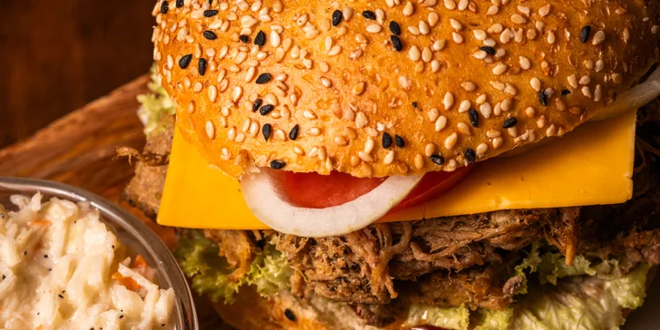 Strongburger s trhaným vepřovým a čedarem, k tomu hranolky i coleslaw: pro 1, 2 nebo 4 osoby