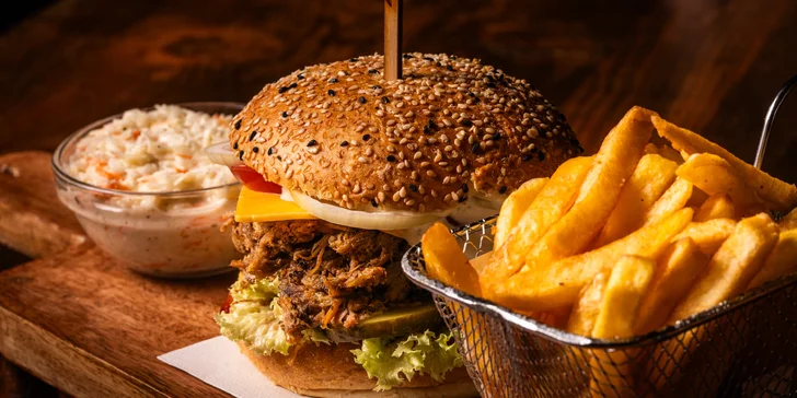 Strongburger s trhaným vepřovým a čedarem, k tomu hranolky i coleslaw: pro 1, 2 nebo 4 osoby