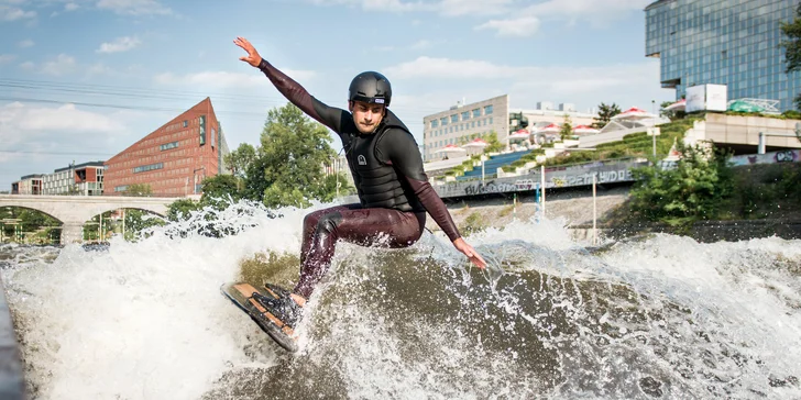 Surfing na Vltavě s instruktorem: 2hod. skupinová lekce pro 1 osobu