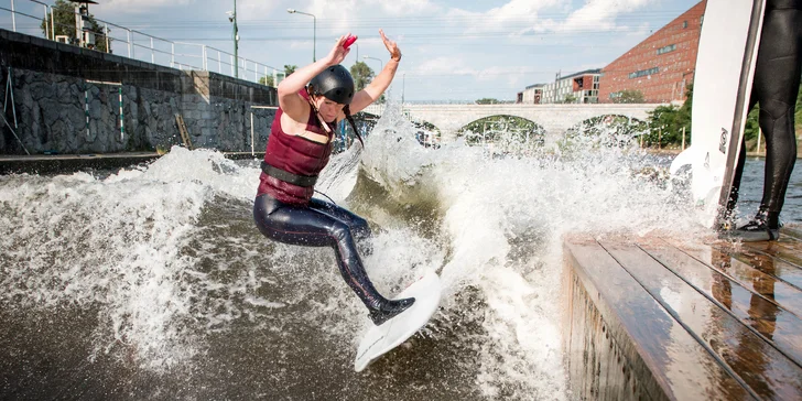 Surfing na Vltavě s instruktorem: 2hod. skupinová lekce pro 1 osobu