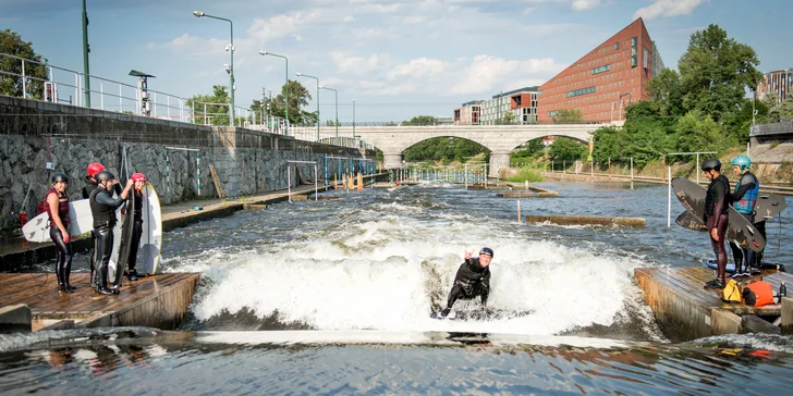 Surfing na Vltavě s instruktorem: 2hod. skupinová lekce pro 1 osobu