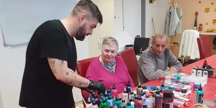 Zážitkové malování metodou fluid art: workshopy barvení podtácků, hodin i obrazů