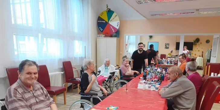 Zážitkové malování metodou fluid art: workshopy barvení podtácků, hodin i obrazů