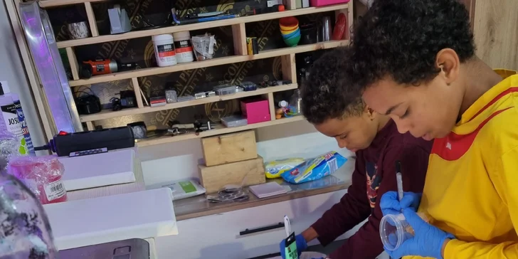 Zážitkové malování metodou fluid art: workshopy barvení podtácků, hodin i obrazů