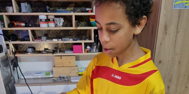 Zážitkové malování metodou fluid art: workshopy barvení podtácků, hodin i obrazů