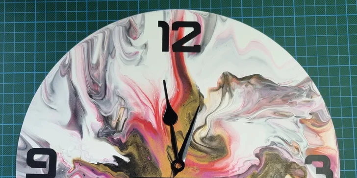 Zážitkové malování metodou fluid art: workshopy barvení podtácků, hodin i obrazů