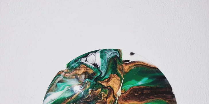 Zážitkové malování metodou fluid art: workshopy barvení podtácků, hodin i obrazů