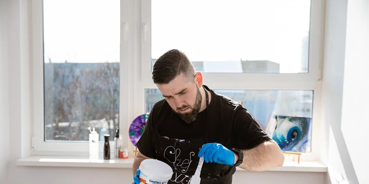 Zážitkové malování metodou fluid art: workshopy barvení podtácků, hodin i obrazů
