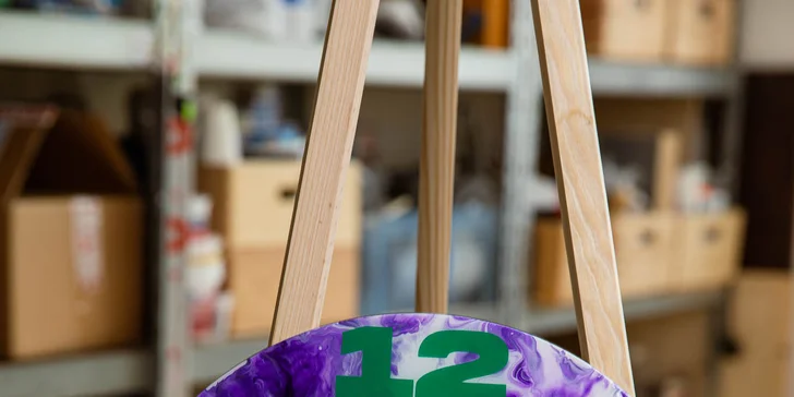 Zážitkové malování metodou fluid art: workshopy barvení podtácků, hodin i obrazů