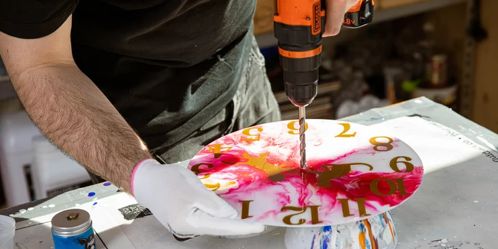 Zážitkové malování metodou fluid art: workshopy barvení podtácků, hodin i obrazů