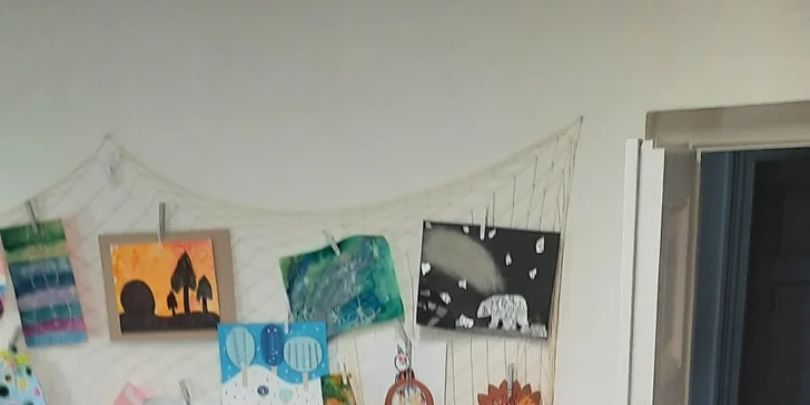 Zážitkové malování metodou fluid art: workshopy barvení podtácků, hodin i obrazů