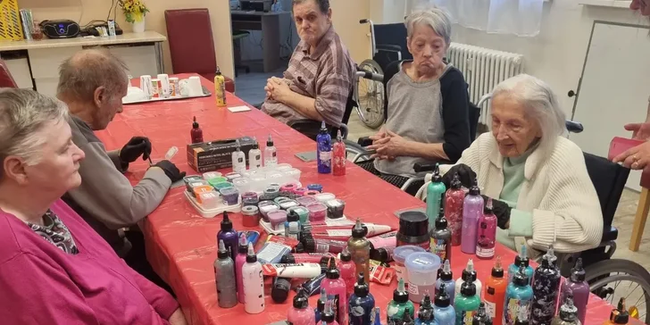 Zážitkové malování metodou fluid art: workshopy barvení podtácků, hodin i obrazů