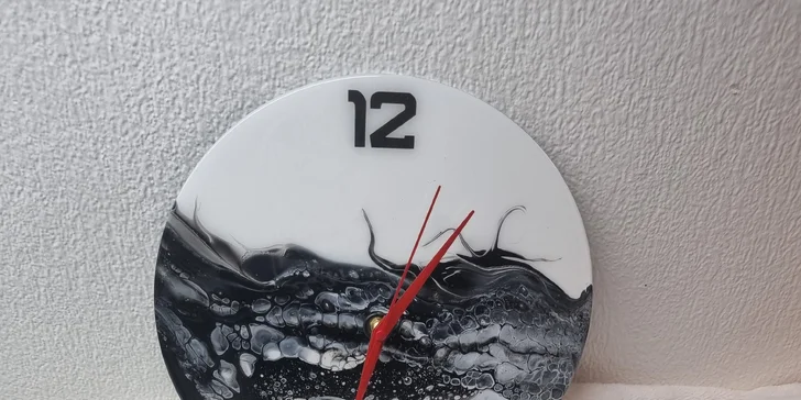 Zážitkové malování metodou fluid art: workshopy barvení podtácků, hodin i obrazů