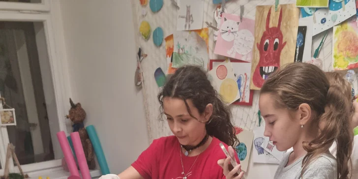 Zážitkové malování metodou fluid art: workshopy barvení podtácků, hodin i obrazů