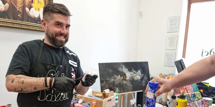 Zážitkové malování metodou fluid art: workshopy barvení podtácků, hodin i obrazů