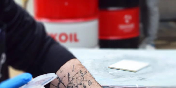 Zážitkové malování metodou fluid art: workshopy barvení podtácků, hodin i obrazů