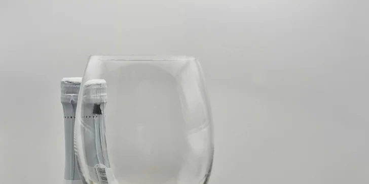 Zážitkové malování metodou fluid art: workshopy barvení podtácků, hodin i obrazů