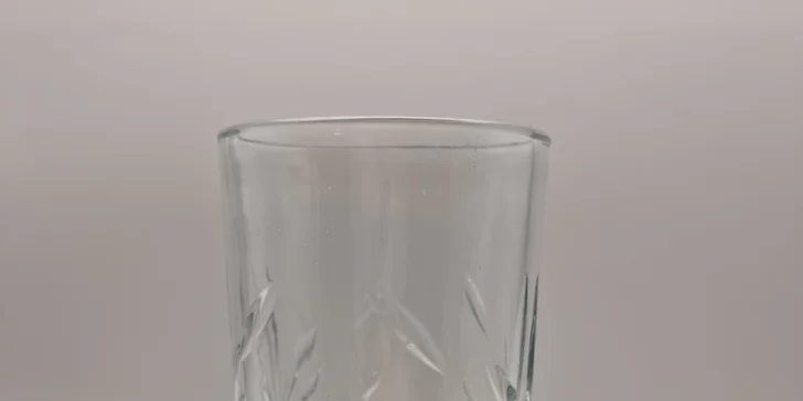 Zážitkové malování metodou fluid art: workshopy barvení podtácků, hodin i obrazů