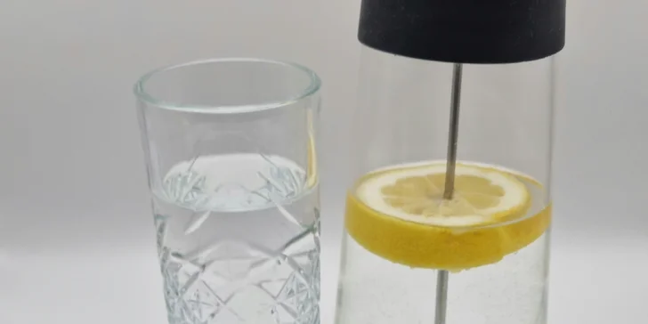 Zážitkové malování metodou fluid art: workshopy barvení podtácků, hodin i obrazů