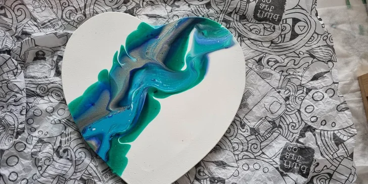 Zážitkové malování metodou fluid art: workshopy barvení podtácků, hodin i obrazů