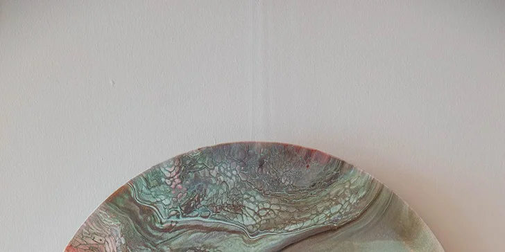 Zážitkové malování metodou fluid art: workshopy barvení podtácků, hodin i obrazů