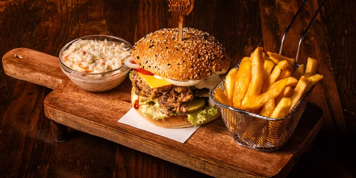 Strongburger s trhaným vepřovým a čedarem, k tomu hranolky i coleslaw: pro 1, 2 nebo 4 osoby