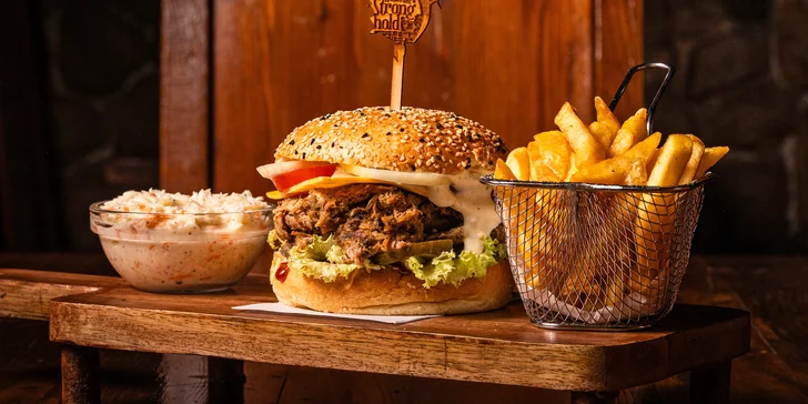 Strongburger s trhaným vepřovým a čedarem, k tomu hranolky i coleslaw: pro 1, 2 nebo 4 osoby