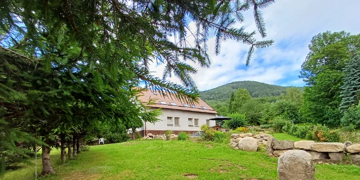 Vybavené apartmány u Hejnic v Jizerských horách až pro 8 osob, zahrada s potokem