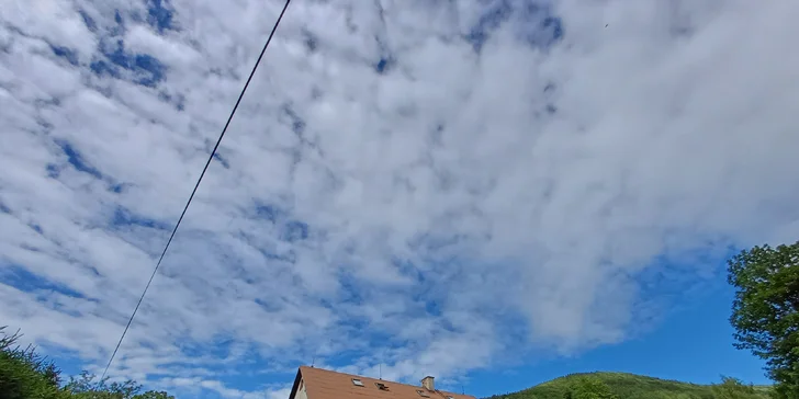 Vybavené apartmány u Hejnic v Jizerských horách až pro 8 osob, zahrada s potokem