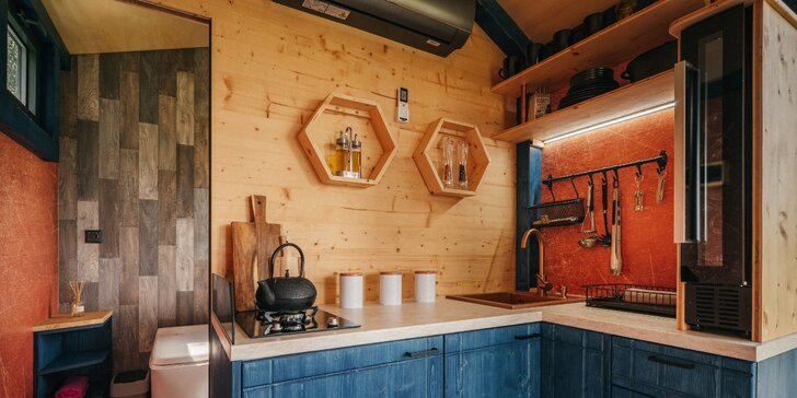 Tiny House Louis na Lipensku: skvělé vybavení včetně kuchyně a koupelny, překrásný výhled