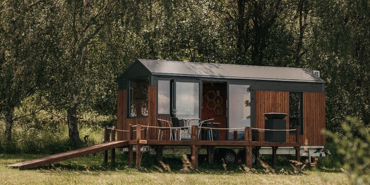 Tiny House Louis na Lipensku: skvělé vybavení včetně kuchyně a koupelny, překrásný výhled