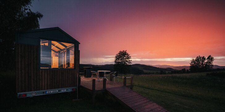 Tiny House Louis na Lipensku: skvělé vybavení včetně kuchyně a koupelny, překrásný výhled