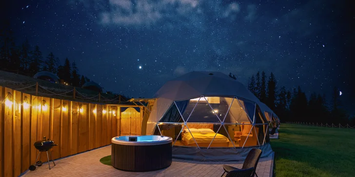 Romantický glamping s venkovní vířivkou jen kousek od Zakopaného