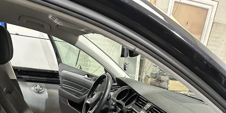 Čištění interiéru auta: důkladné vysátí, čištění palubní desky i možnost tepování