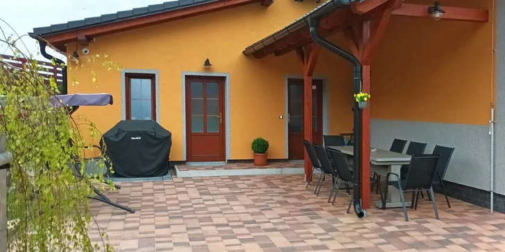 Apartmány v Horní Plané s výhledem na Lipno: venkovní posezení s grilem, infrasauna