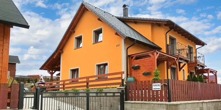 Apartmány v Horní Plané s výhledem na Lipno: venkovní posezení s grilem, infrasauna