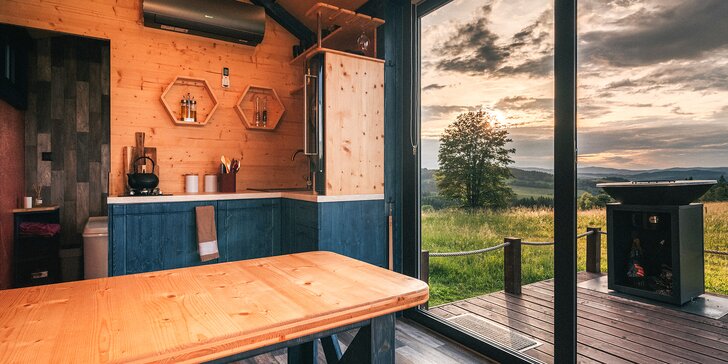 Tiny House Louis na Lipensku: skvělé vybavení včetně kuchyně a koupelny, překrásný výhled