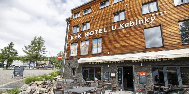 Aktivní odpočinek v moderním hotelu v Krkonoších: snídaně či polopenze, koloběžky i vstup do lanového parku