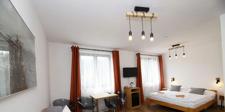 Aktivní odpočinek v moderním hotelu v Krkonoších: snídaně či polopenze, koloběžky i vstup do lanového parku
