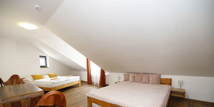Aktivní odpočinek v moderním hotelu v Krkonoších: snídaně či polopenze, koloběžky i vstup do lanového parku