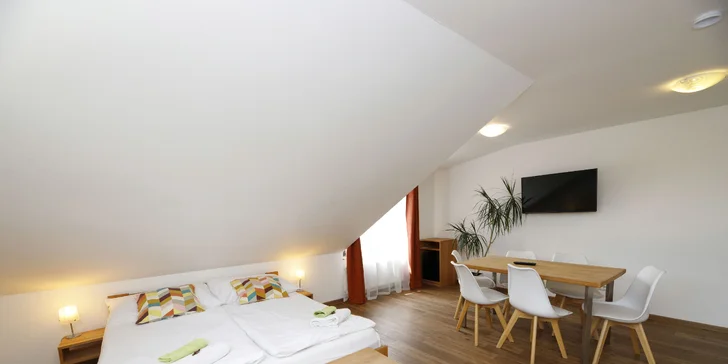 Aktivní odpočinek v moderním hotelu v Krkonoších: snídaně či polopenze, koloběžky i vstup do lanového parku