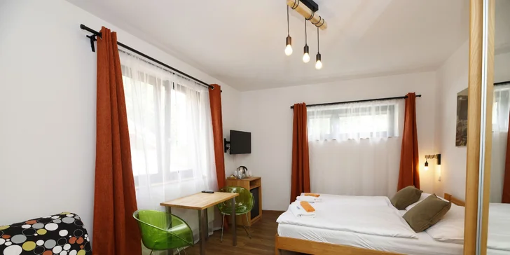 Aktivní odpočinek v moderním hotelu v Krkonoších: snídaně či polopenze, koloběžky i vstup do lanového parku