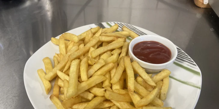 Smažák nebo kuřecí stripsy, hranolky i nápoje pro jednoho, dva či partu
