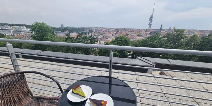 Café Vítkov: dort s kávou nebo Gin & Tonic s výhledem na Žižkov a Karlín