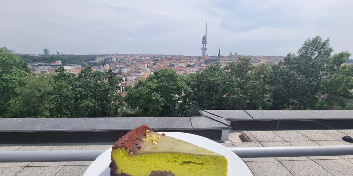 Café Vítkov: dort s kávou nebo Gin & Tonic s výhledem na Žižkov a Karlín