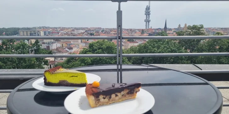 Café Vítkov: dort s kávou nebo Gin & Tonic s výhledem na Žižkov a Karlín