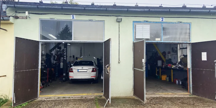 Čištění interiéru auta: důkladné vysátí, čištění palubní desky i možnost tepování